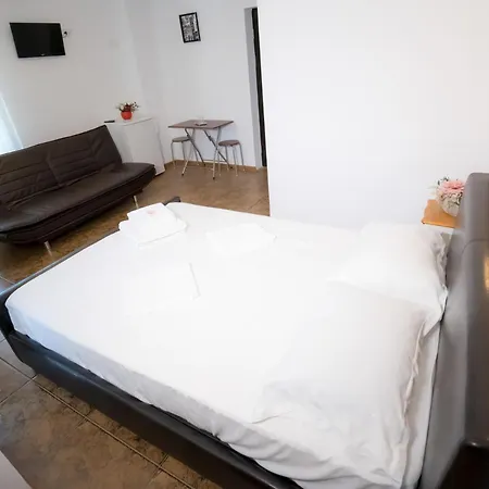 27 Guest house *